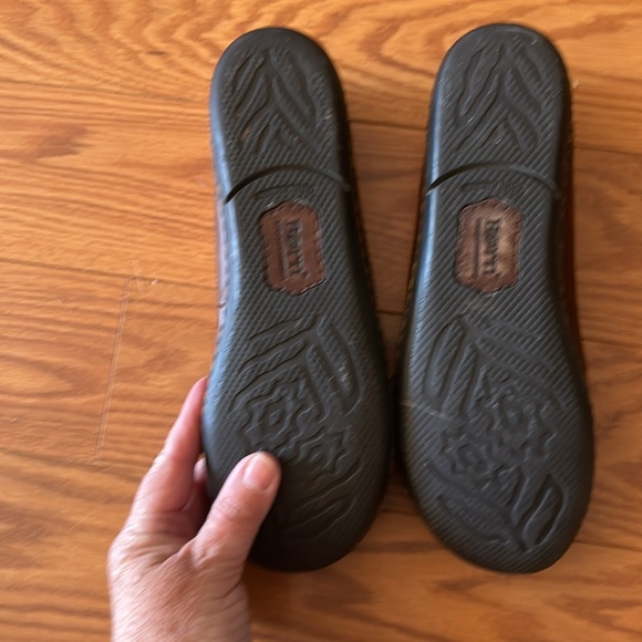 Shoes - Picture 3 of 4